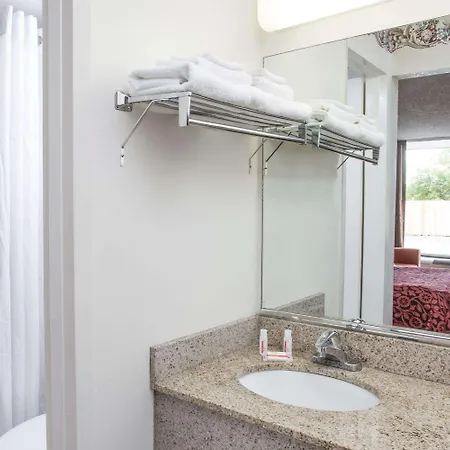 Days Inn By Wyndham Fort Myers Exterior photo